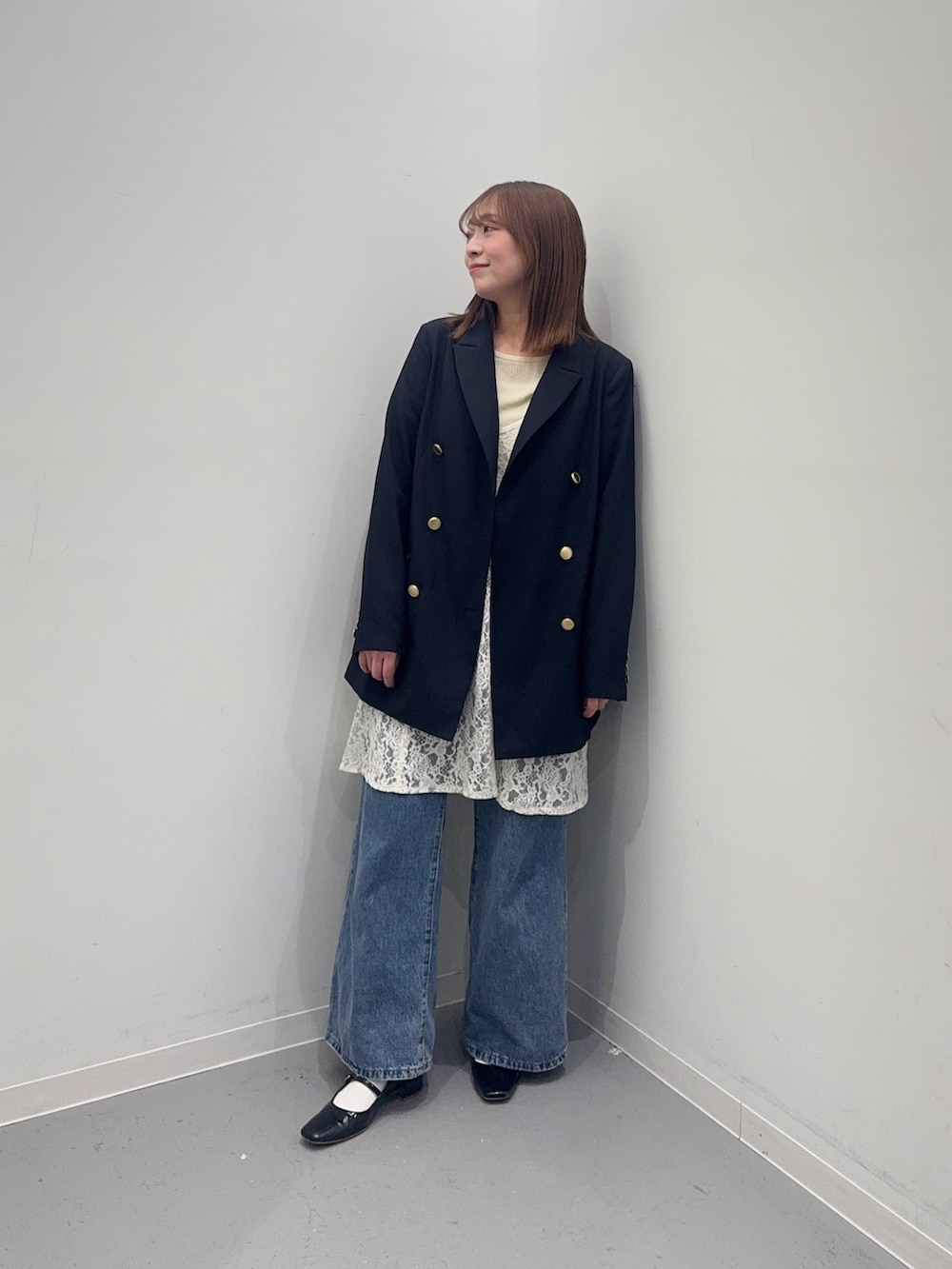 ブルー系のその他アウター、ホワイト系のキャミソールを着用したレディースの冬コーディネートの3枚目の写真