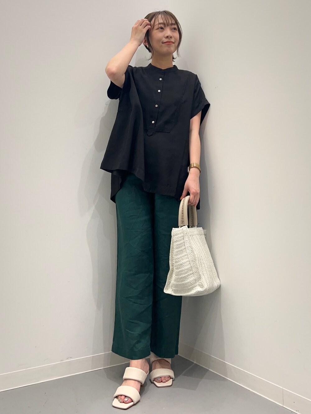 ブラック系のシャツ/ブラウス、グリーン系のその他パンツ、ベージュ系のトートバッグを着用したレディースの夏コーディネートの2枚目の写真