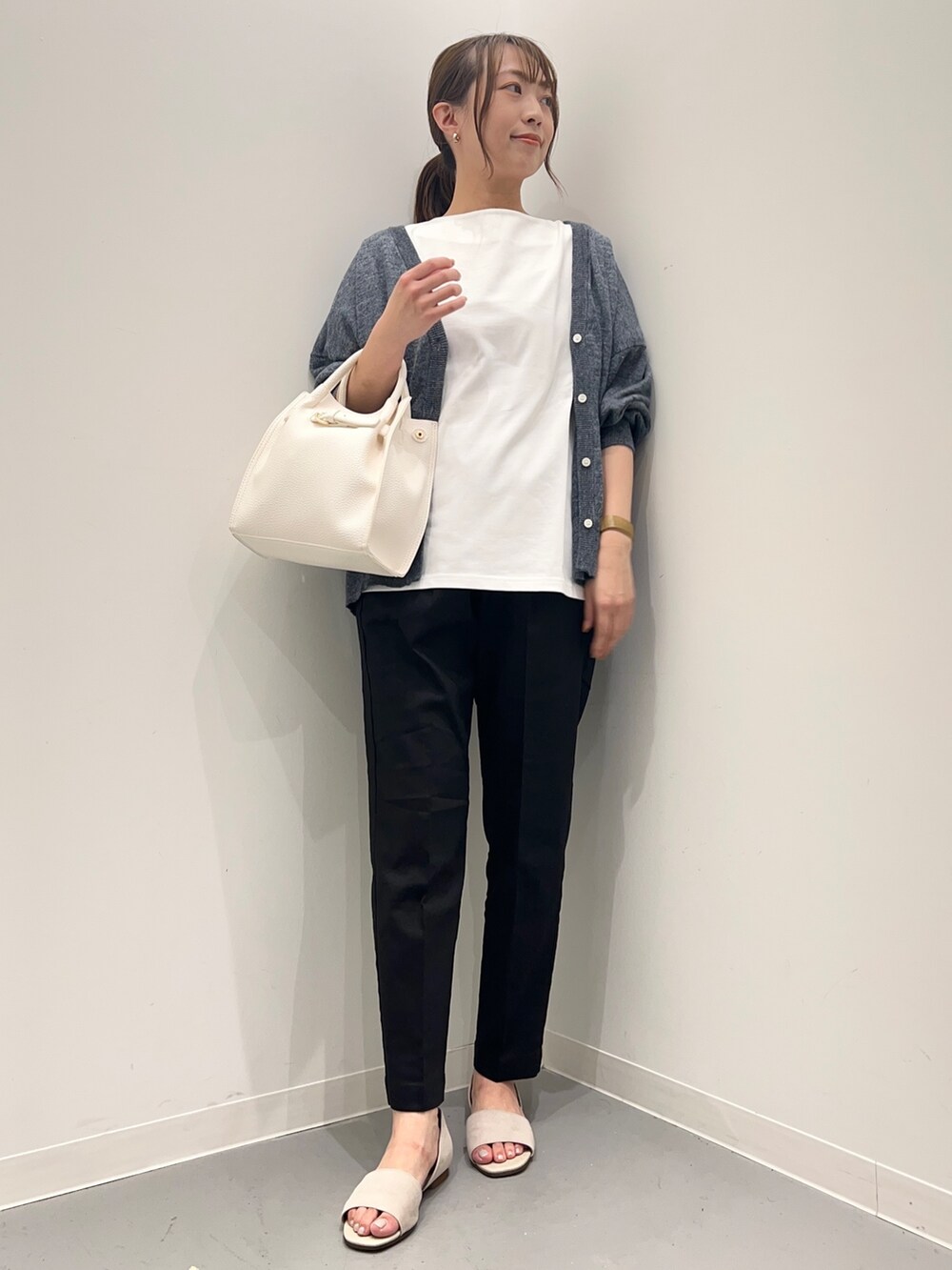 ホワイト系のTシャツ/カットソー、ブルー系のカーディガン/ボレロ、ブラック系のその他パンツを着用したレディースの夏コーディネートの5枚目の写真