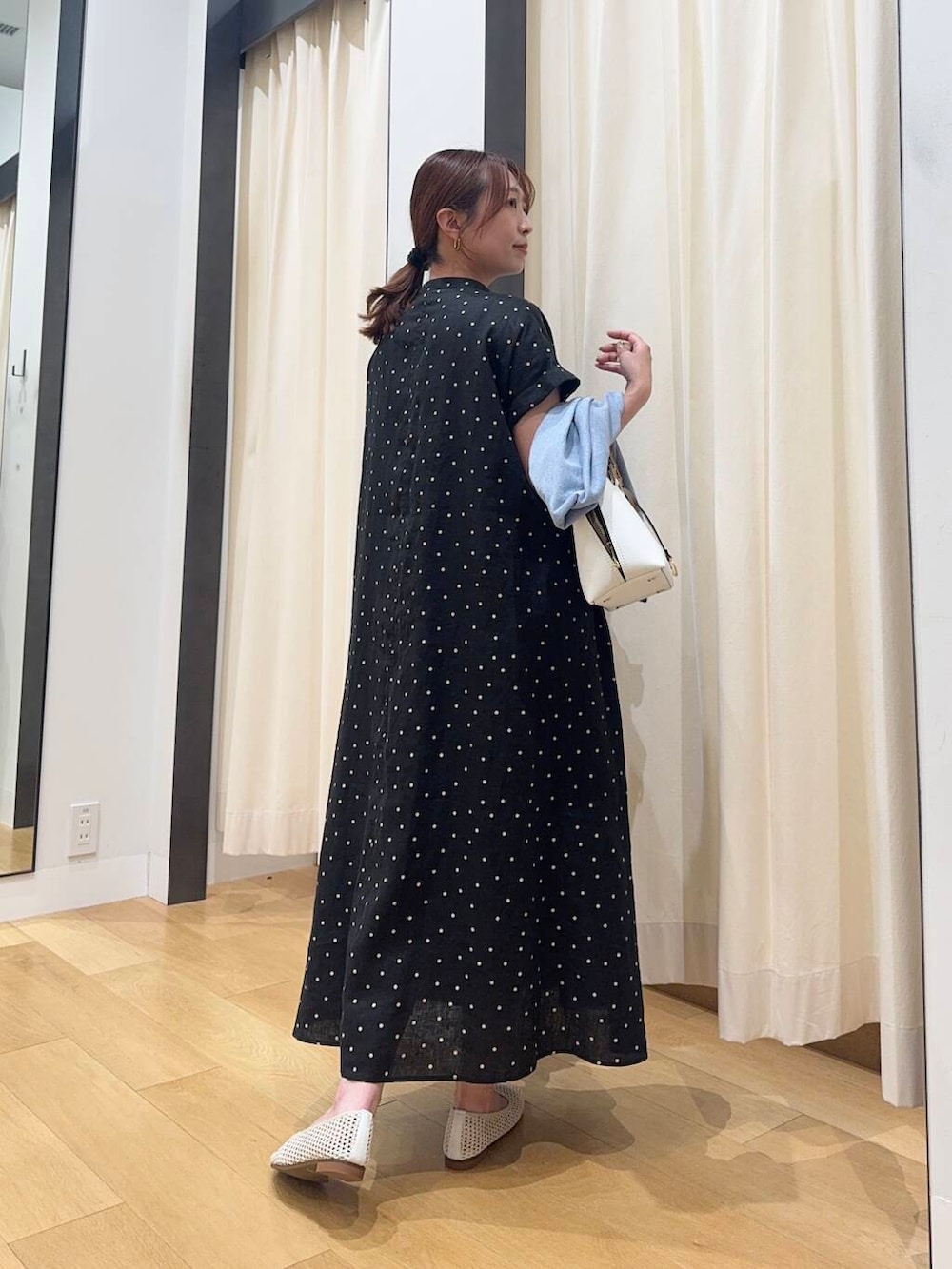 「シンプルコーデ、低身長、newarrival、休日スタイル、低身長コーデ、ワンピースコーデ、urstore、154cm、旅行コーデ、骨格ストレート、イエベ春、30代前半、ストレート×イエベ春、ワンピース✕低身長」｜「URBAN RESEARCH DOORSのリネンドットフレアワンピース（ワンピース、ブラック系）」を使った、maikoさん（レディース・154cm）の夏コーディネートの9枚目の写真