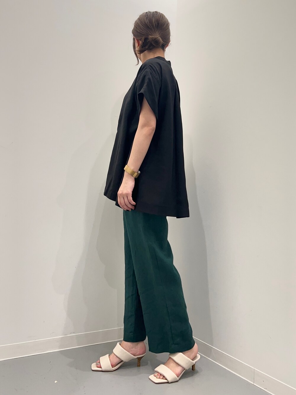 ブラック系のシャツ/ブラウス、グリーン系のその他パンツ、ベージュ系のトートバッグを着用したレディースの夏コーディネートの3枚目の写真