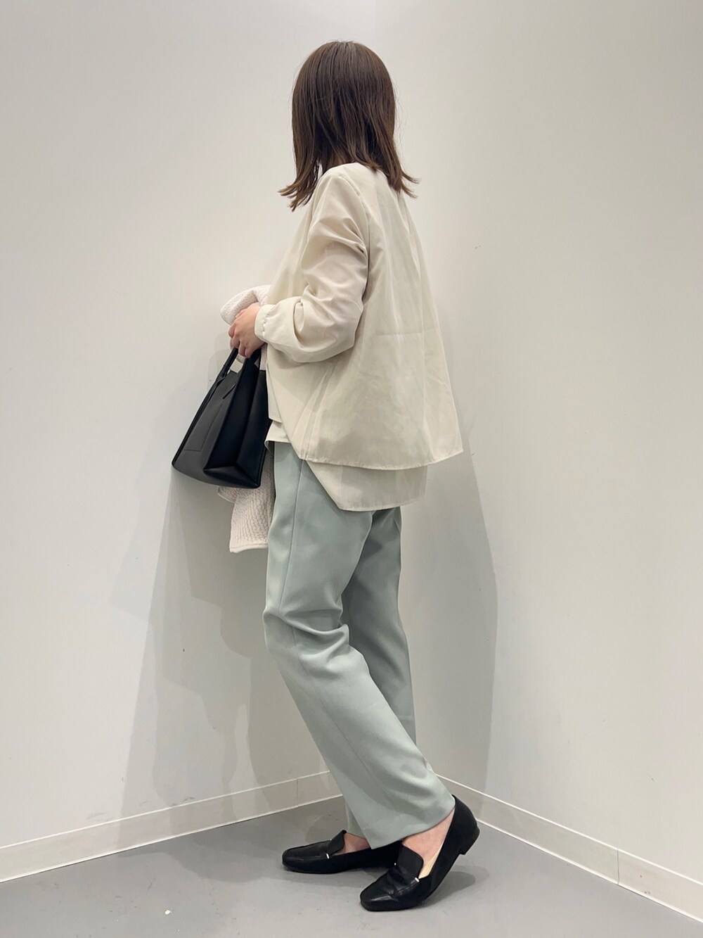 ベージュ系のシャツ/ブラウス、ホワイト系のノーカラージャケット、グリーン系のその他パンツを着用したレディースの春コーディネートの3枚目の写真