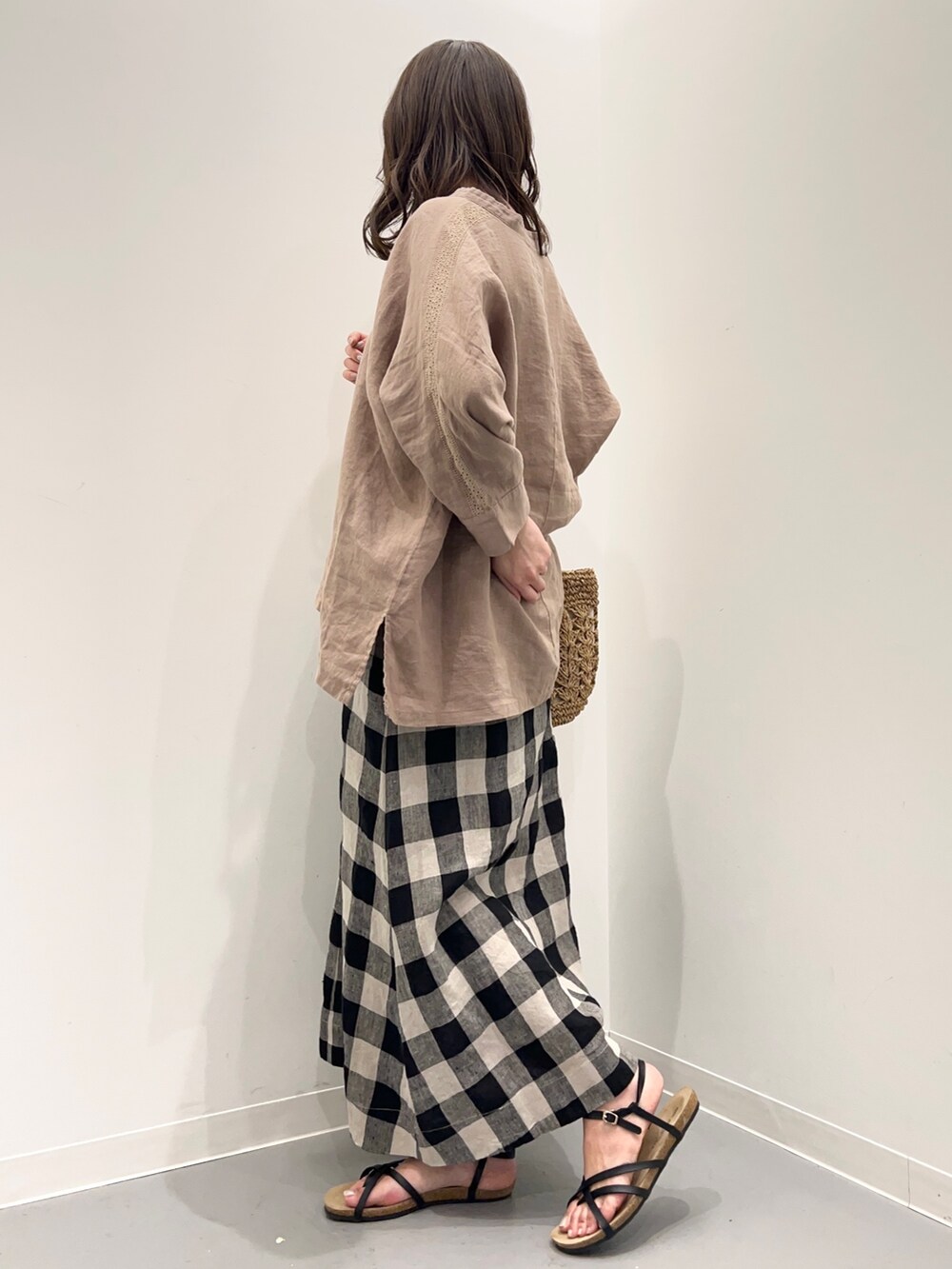 ブラウン系のシャツ/ブラウス、ブラック系のスカート、ブラック系のサンダルを着用したレディースの夏コーディネートの3枚目の写真