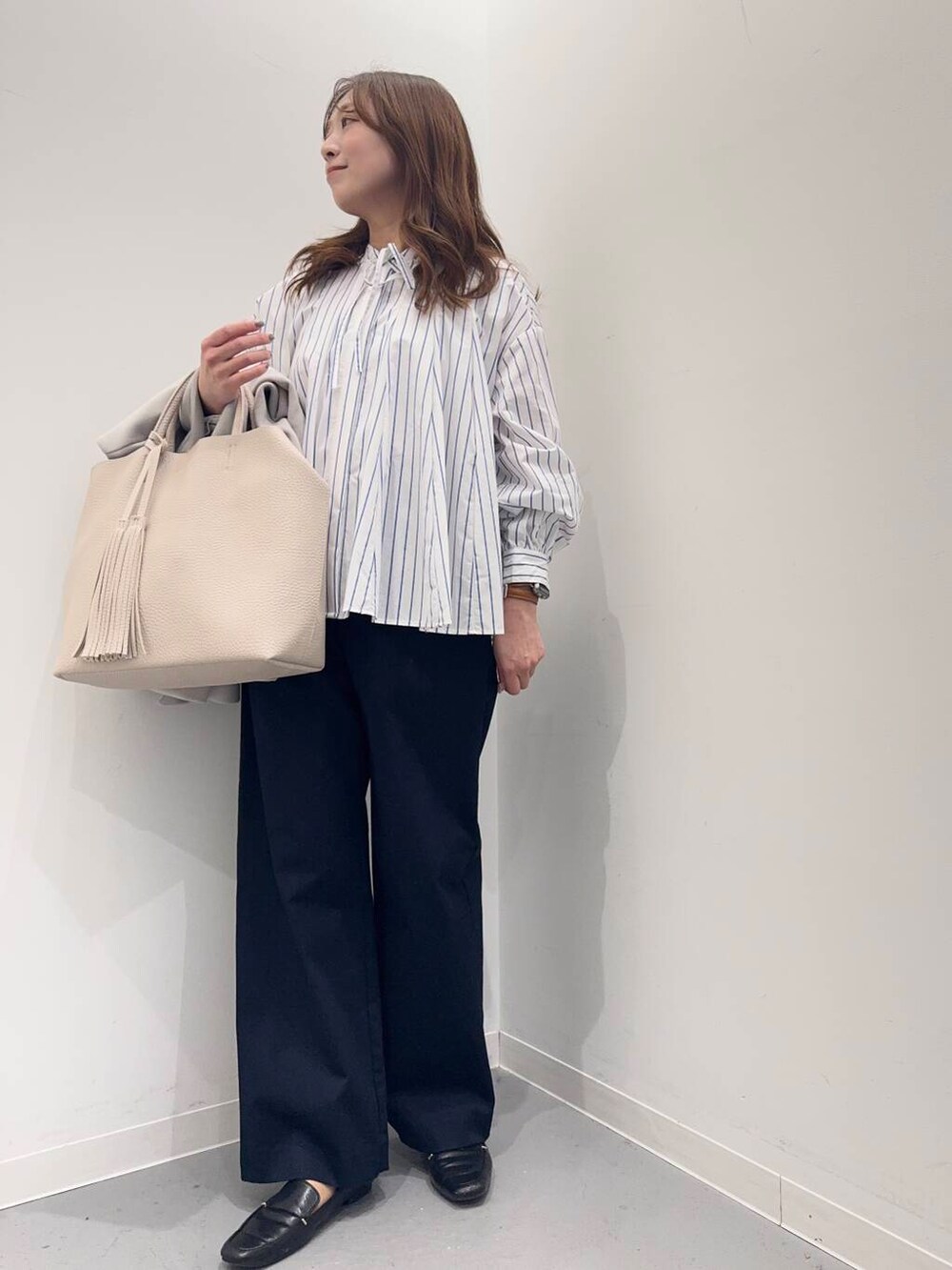 「シンプルコーデ、低身長、newarrival、低身長コーデ、urstore、154cm、骨格ストレート、イエベ春、30代前半、ストレート×イエベ春、ブラウスが主役の春コーデ」｜「RODE SKOの『MADE IN JAPAN』スクエアトゥプチメタルローファー（ローファー、ブラック系）」を使った、maikoさん（レディース・154cm）の春コーディネートの5枚目の写真