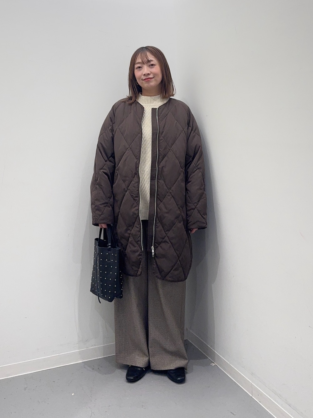 ブラウン系のダウンジャケット/コート、グリーン系のその他パンツ、ブラック系のローファーを着用したレディースの冬コーディネートの4枚目の写真