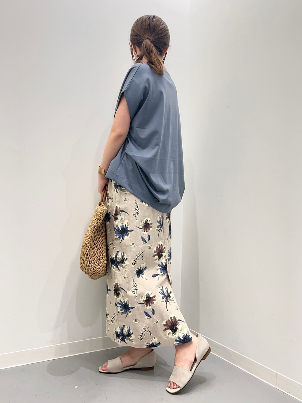 ブルー系のTシャツ/カットソー、パープル系のスカート、ホワイト系のサンダルを着用したレディースの夏コーディネートの3枚目の写真