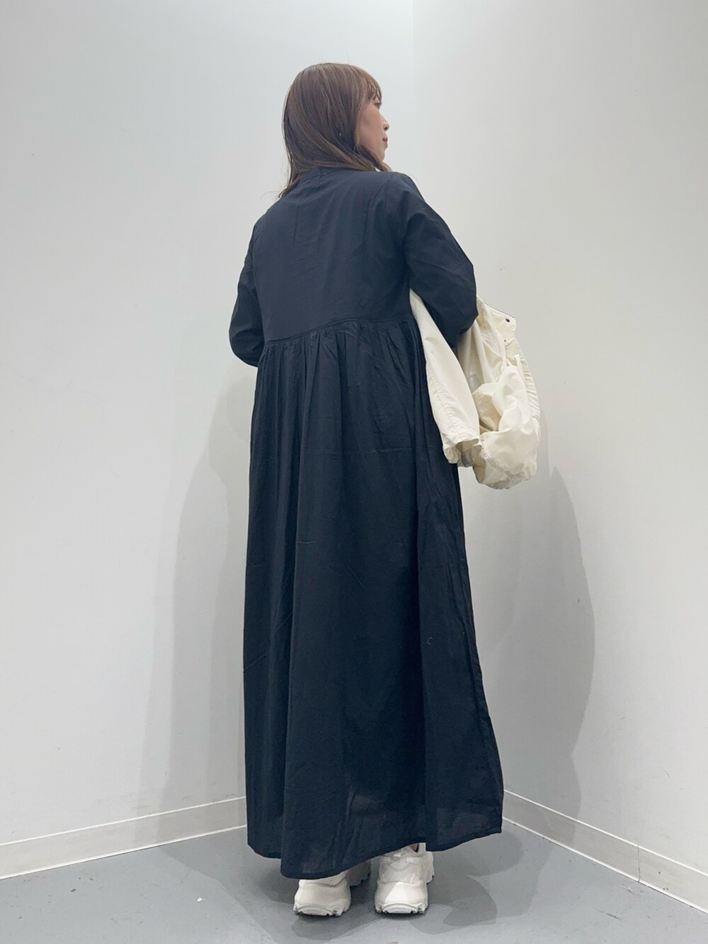 「低身長コーデ、シンプルコーデ、サニーレーベル、SonnyLabel」｜「URBAN RESEARCH Sonny Labelの撥水マウンテンパーカー（マウンテンパーカー、ホワイト系）」を使った、maikoさん（レディース・154cm）の春コーディネートの7枚目の写真
