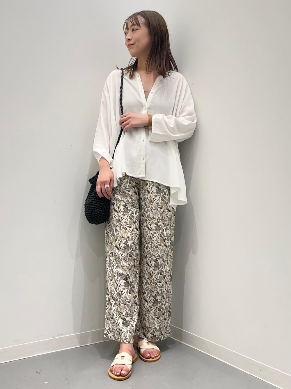 ホワイト系のシャツ/ブラウス、ブラウン系のタンクトップ、ホワイト系のその他パンツを着用したレディースの夏コーディネートの5枚目の写真