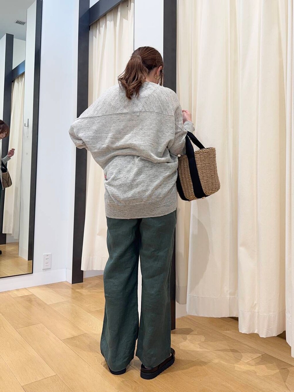 グレー系のカーディガン/ボレロ、ベージュ系のハンドバッグ、グリーン系のその他パンツを着用したレディースの春コーディネートの4枚目の写真