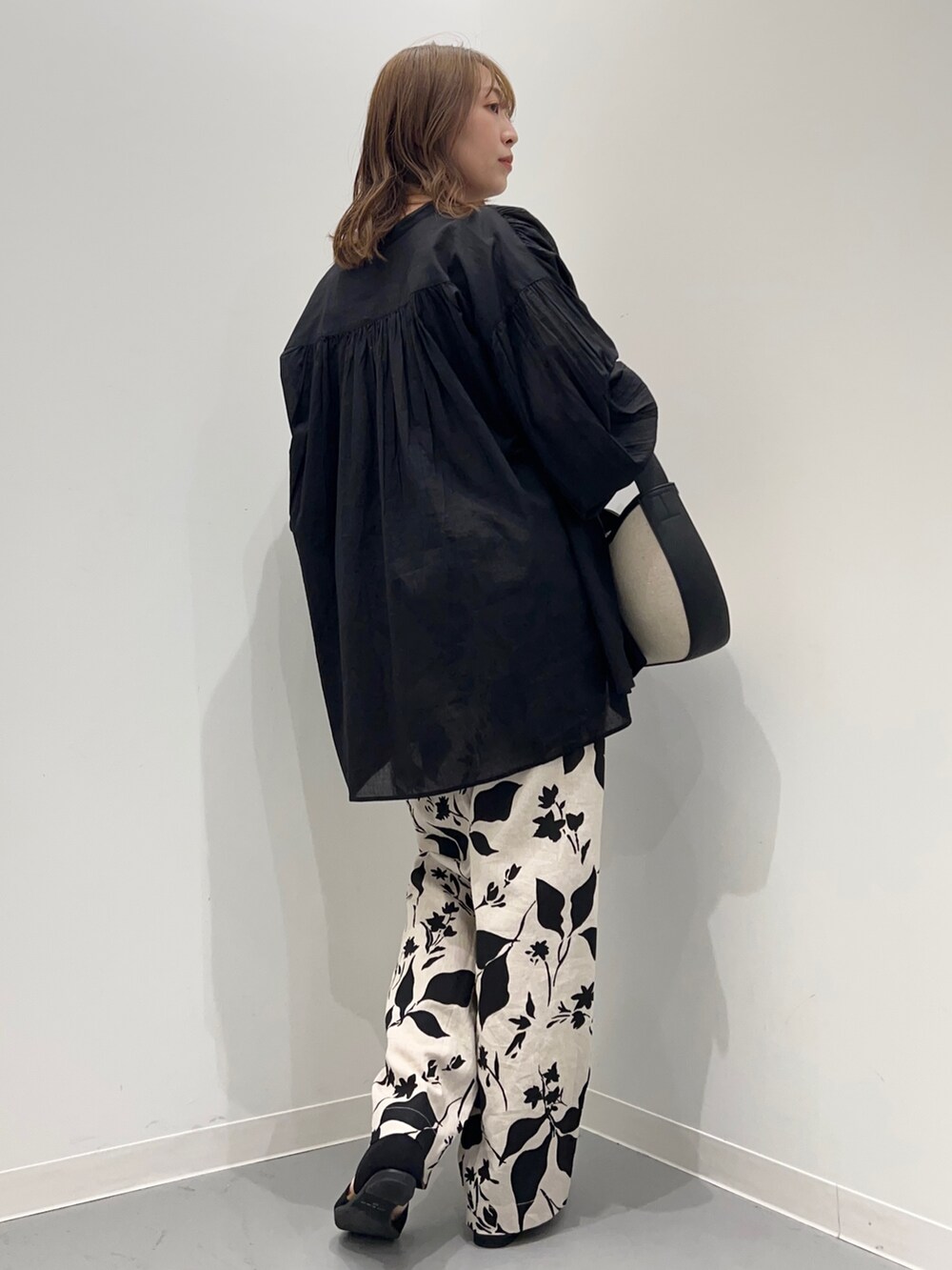 ブラック系のシャツ/ブラウス、ベージュ系のその他パンツ、ブラック系のサンダルを着用したレディースの春コーディネートの3枚目の写真