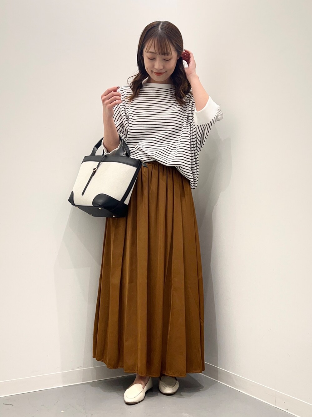 ホワイト系のTシャツ/カットソー、イエロー系のその他パンツ、ブラック系のトートバッグを着用したレディースの夏コーディネートの3枚目の写真