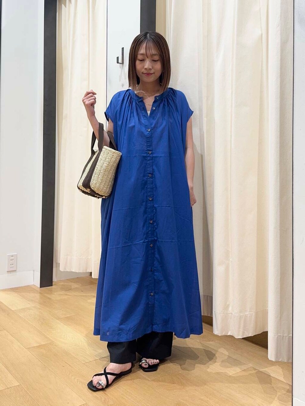 ホワイト系のハンドバッグ、ブラック系のその他パンツ、ブルー系のワンピースを着用したレディースの夏コーディネートの5枚目の写真