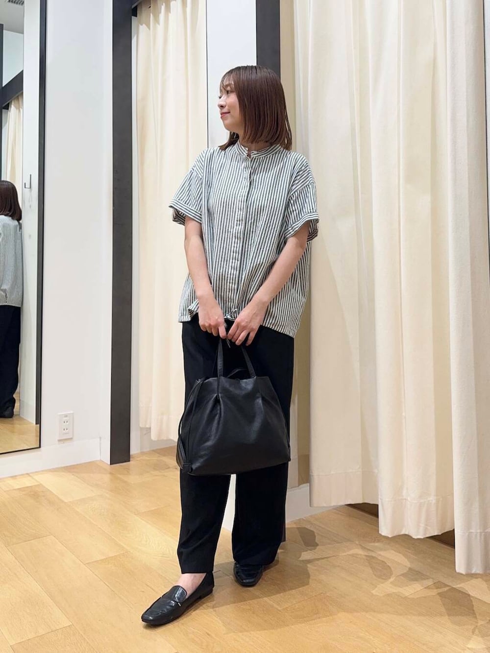 ブラック系のトートバッグ、ブラック系のその他パンツ、ブラック系のローファーを着用したレディースの夏コーディネートの2枚目の写真