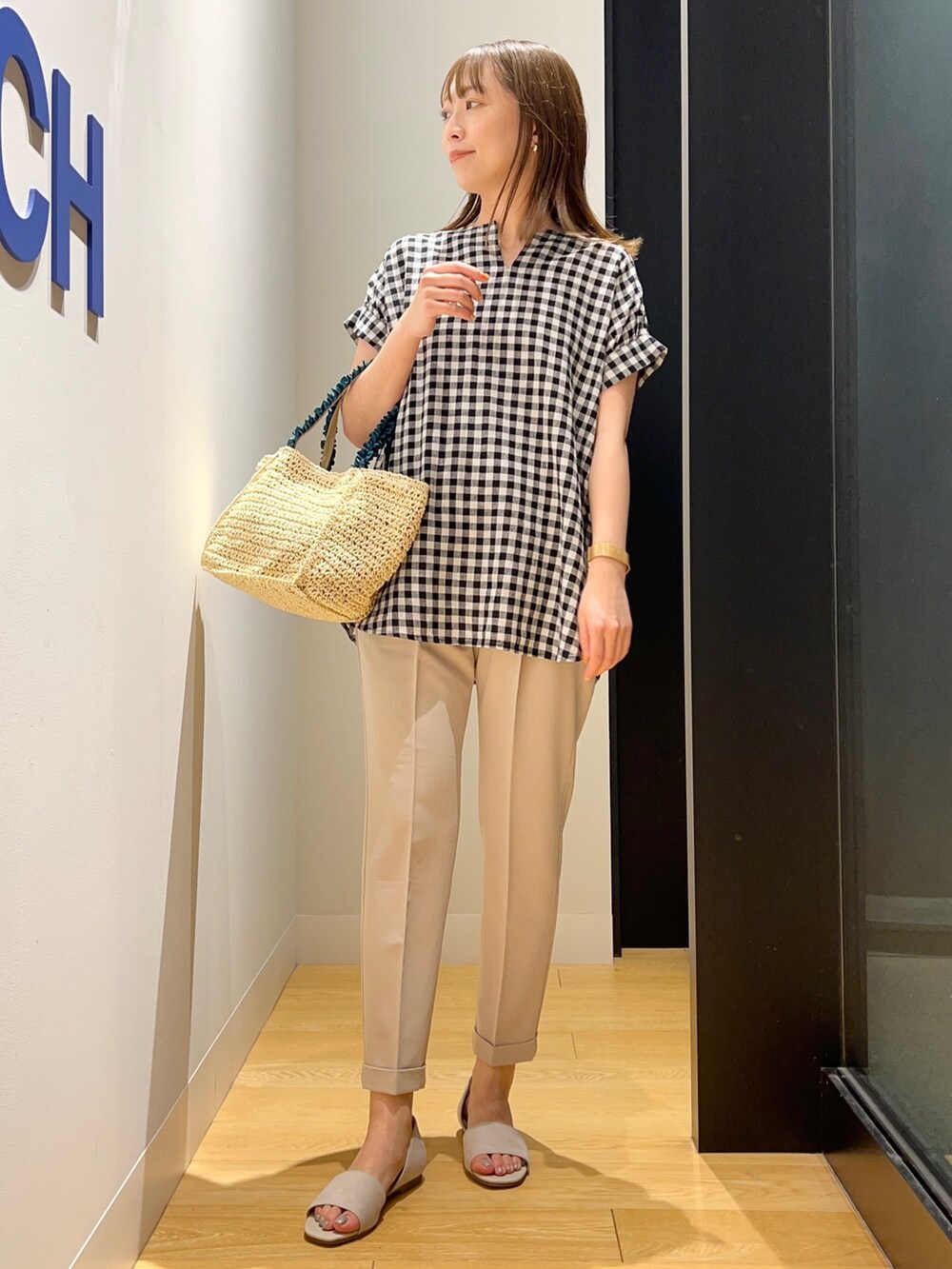 その他のシャツ/ブラウス、ベージュ系のその他パンツを着用したレディースの夏コーディネートの2枚目の写真