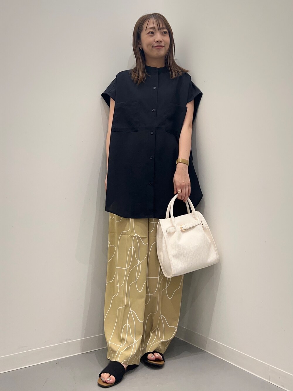 ブルー系のシャツ/ブラウス、ベージュ系のその他パンツ、ブラック系のサンダルを着用したレディースの夏コーディネートの5枚目の写真