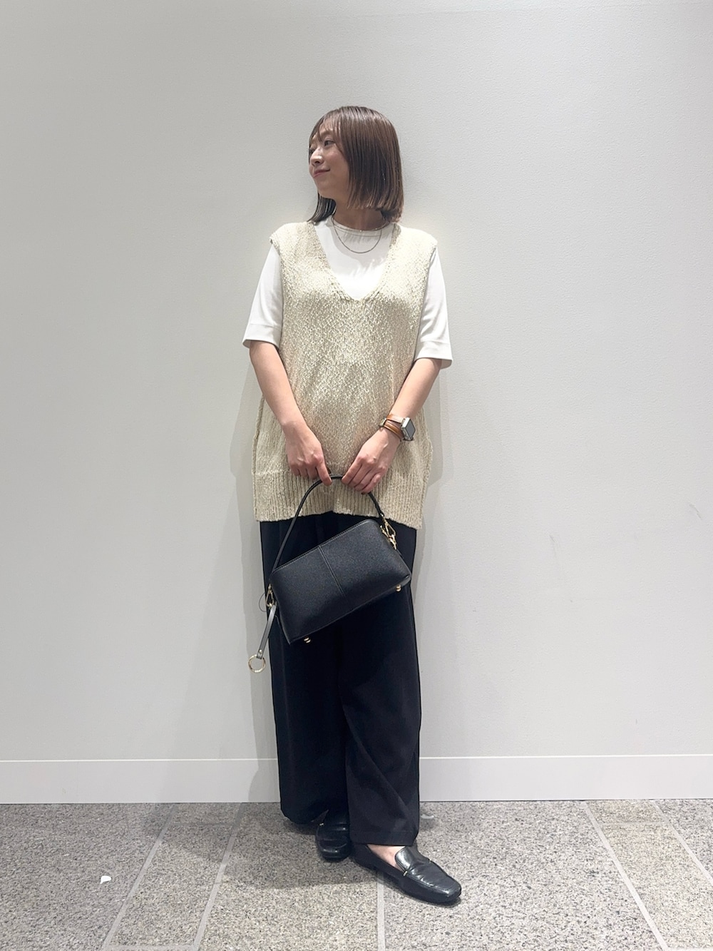 「秋服準備はじめました、レイヤードスタイル、ニットベスト、初秋のパンツスタイル、urstore、低身長コーデ、低身長、154cm、154cmコーデ」｜「URBAN RESEARCH DOORSのコットンブークレ深Vベスト（ベスト、ベージュ系）」を使った、maikoさん（レディース・154cm）の秋コーディネートの5枚目の写真