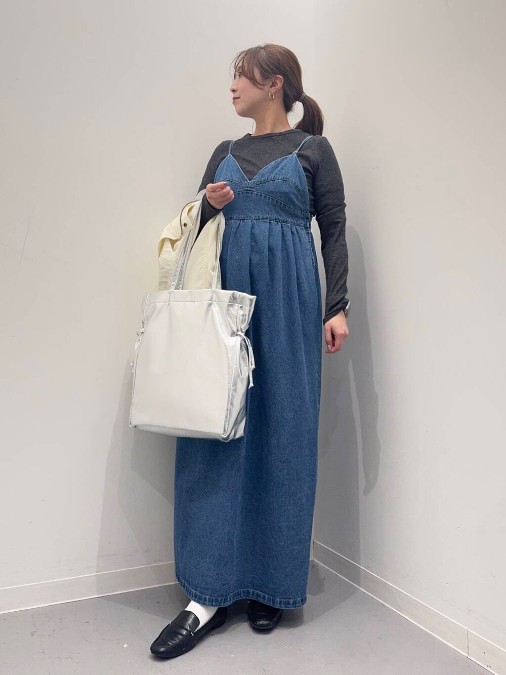 ブラック系のローファー、グレー系のTシャツ/カットソー、シルバー系のトートバッグを着用したレディースの春コーディネートの5枚目の写真