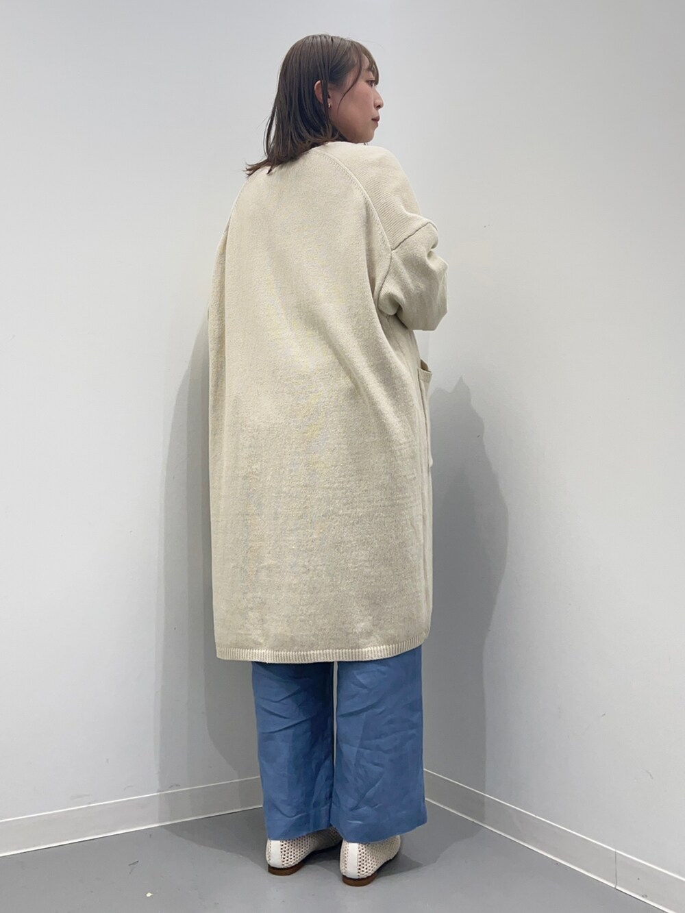 ホワイト系のシャツ/ブラウス、ブルー系のその他パンツ、ホワイト系のカーディガン/ボレロを着用したレディースの春コーディネートの7枚目の写真