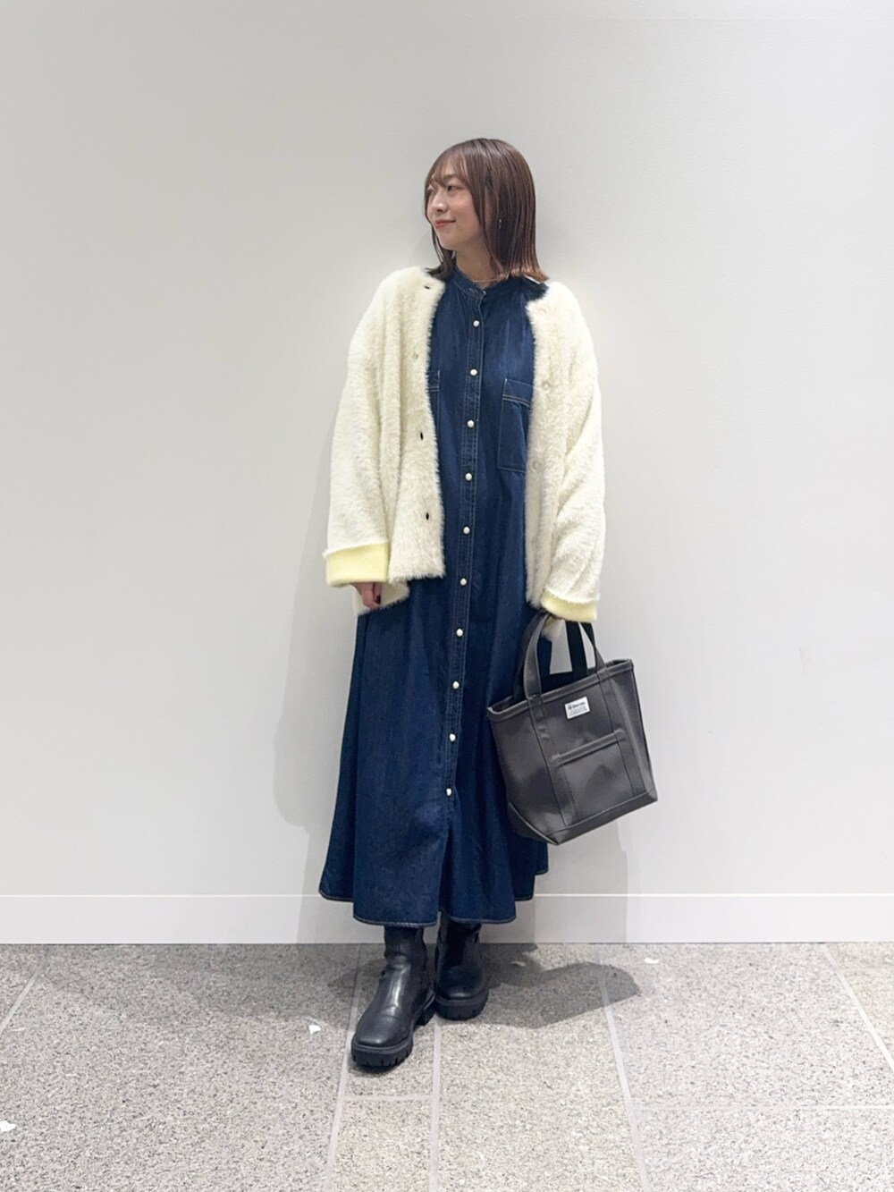 ブルー系のワンピース、ホワイト系のカーディガン/ボレロ、グレー系のトートバッグを着用したレディースの秋コーディネートの5枚目の写真