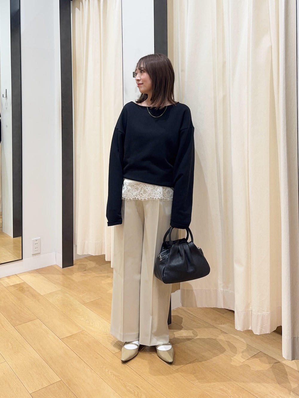 ブラック系のスウェット、ホワイト系のキャミソール、ベージュ系のその他パンツを着用したレディースの冬コーディネートの3枚目の写真