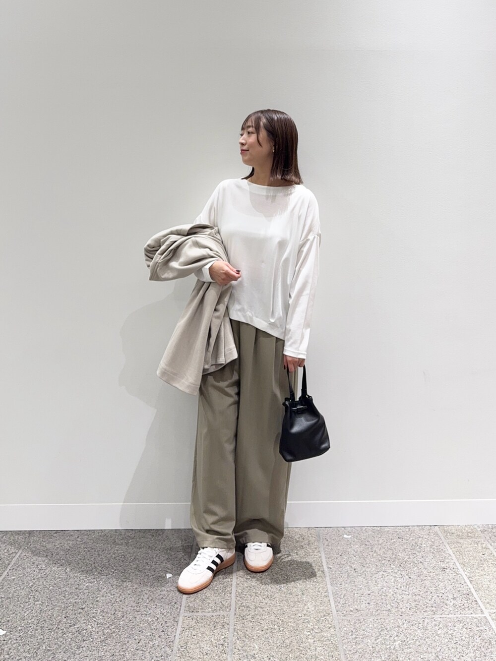 ホワイト系のTシャツ/カットソー、ベージュ系のカーディガン/ボレロ、ベージュ系のその他パンツを着用したレディースの秋コーディネートの6枚目の写真