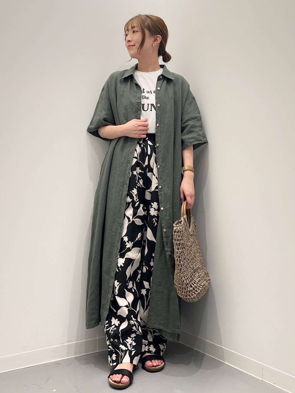 ホワイト系のTシャツ/カットソー、グリーン系のワンピース、ブラック系のその他パンツを着用したレディースの春コーディネートの3枚目の写真