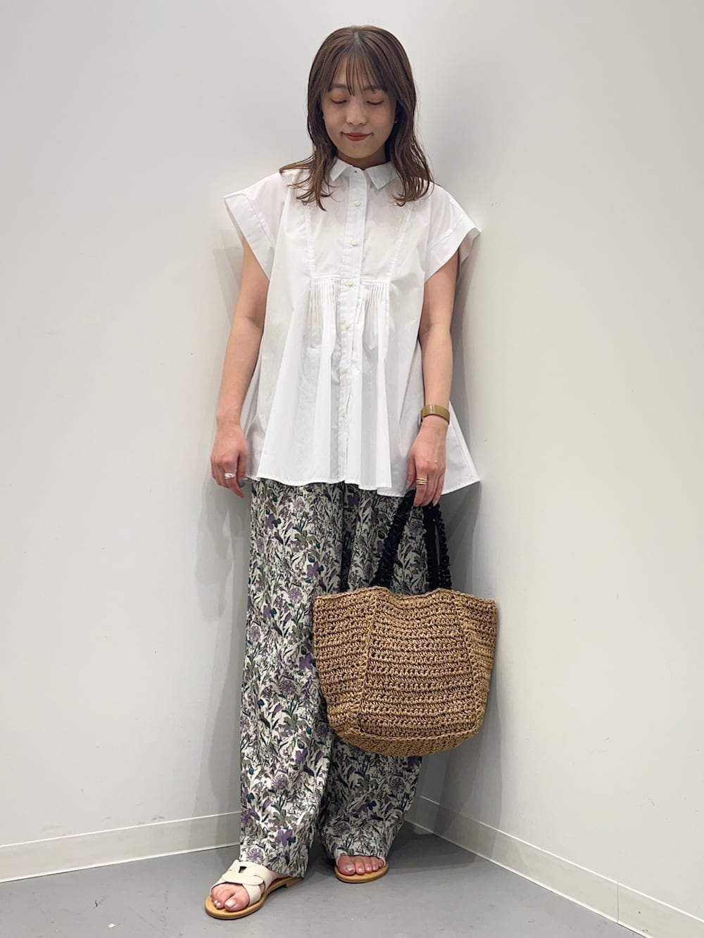 ホワイト系のシャツ/ブラウス、パープル系のその他パンツ、ホワイト系のサンダルを着用したレディースの夏コーディネートの2枚目の写真