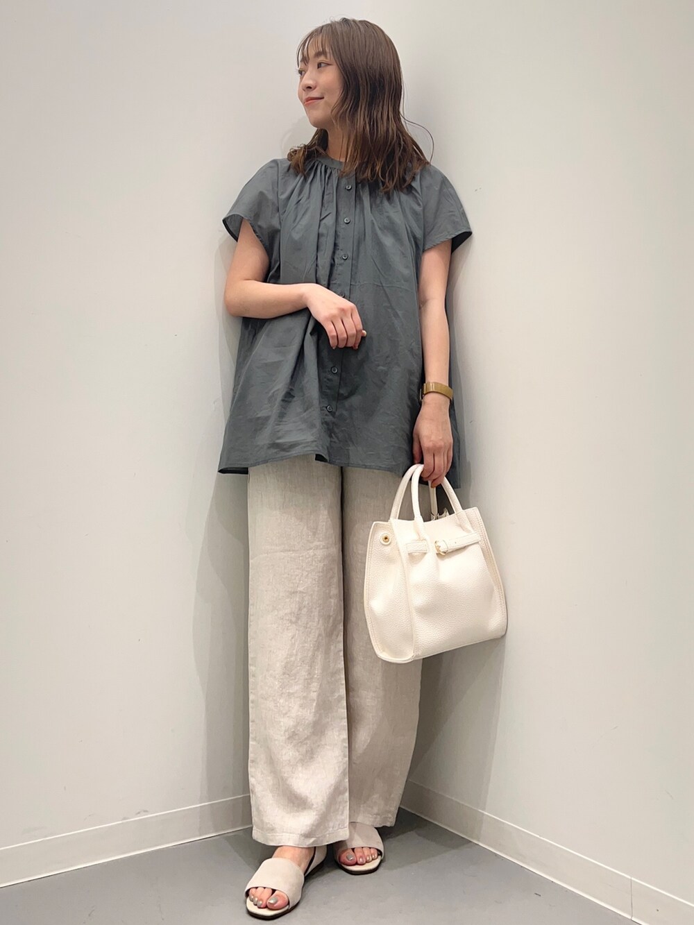 グリーン系のシャツ/ブラウス、ベージュ系のその他パンツを着用したレディースの夏コーディネートの5枚目の写真