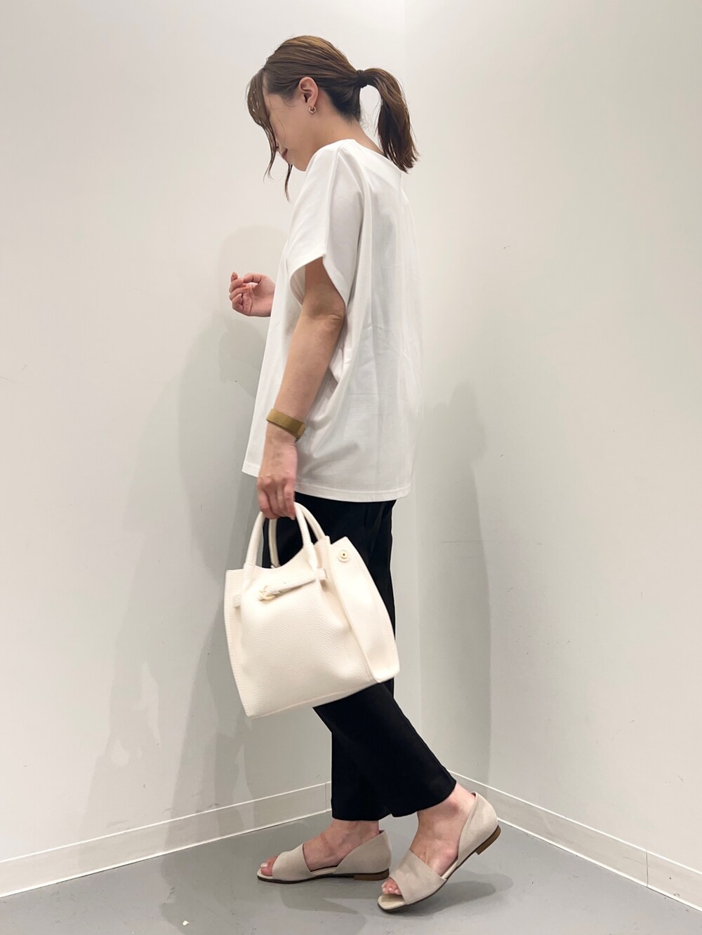 ホワイト系のTシャツ/カットソー、ブルー系のカーディガン/ボレロ、ブラック系のその他パンツを着用したレディースの夏コーディネートの7枚目の写真