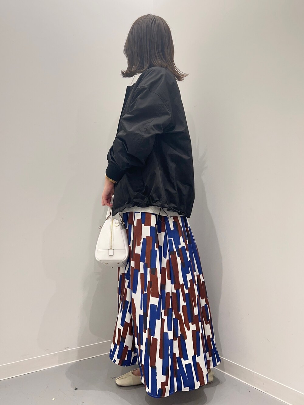 「きれいめカジュアル、お出かけコーデ、カジュアルコーデ、お洒落さんとつながりたい、春服みてみて、大人カジュアル、#春コーデ」｜「URBAN RESEARCHのVintage logo sweat（スウェット、グレー系）」を使った、maikoさん（レディース・154cm）の春コーディネートの3枚目の写真