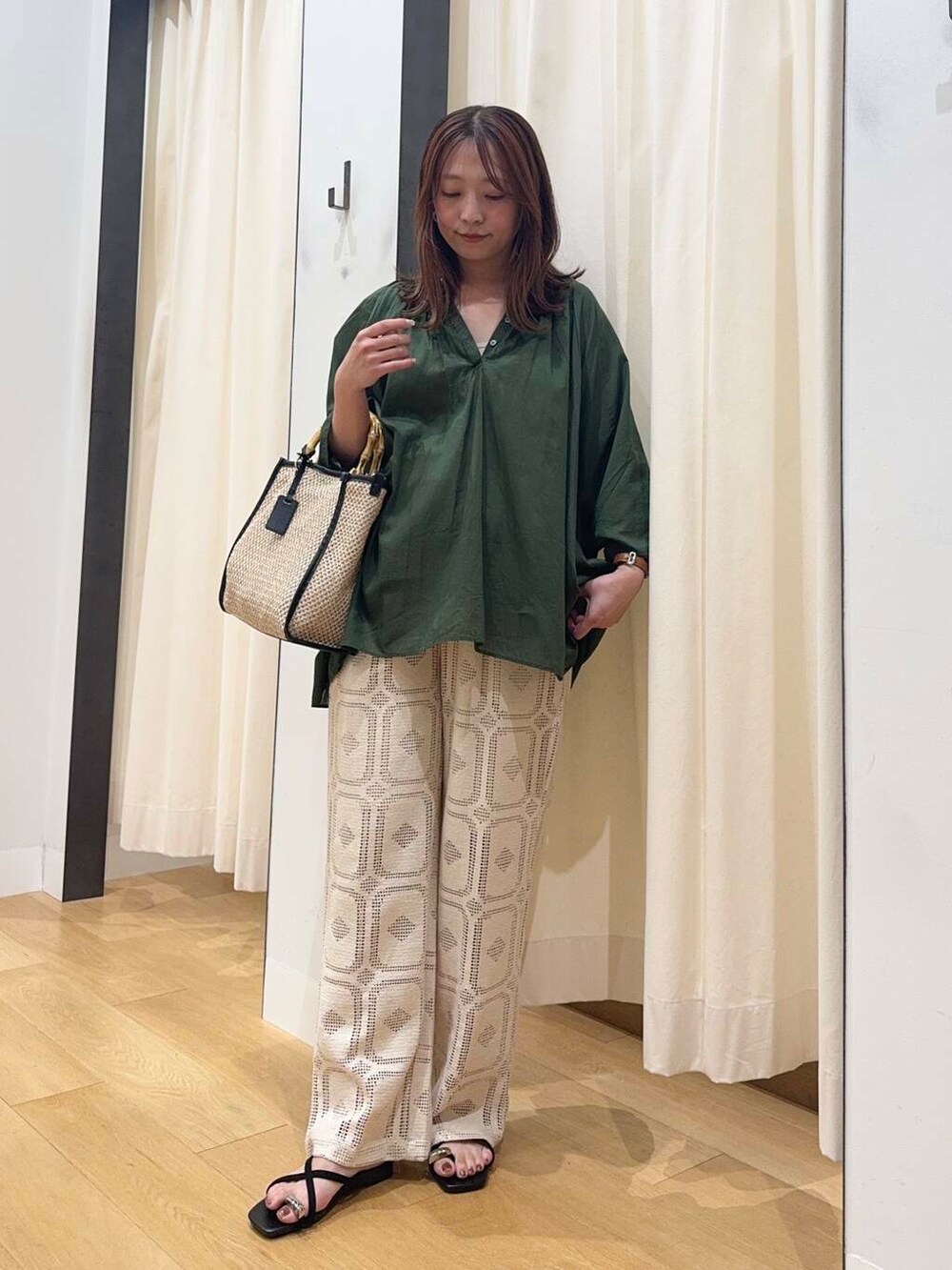 グリーン系のシャツ/ブラウス、ベージュ系のその他パンツ、ブラック系のショルダーバッグを着用したレディースの夏コーディネートの6枚目の写真