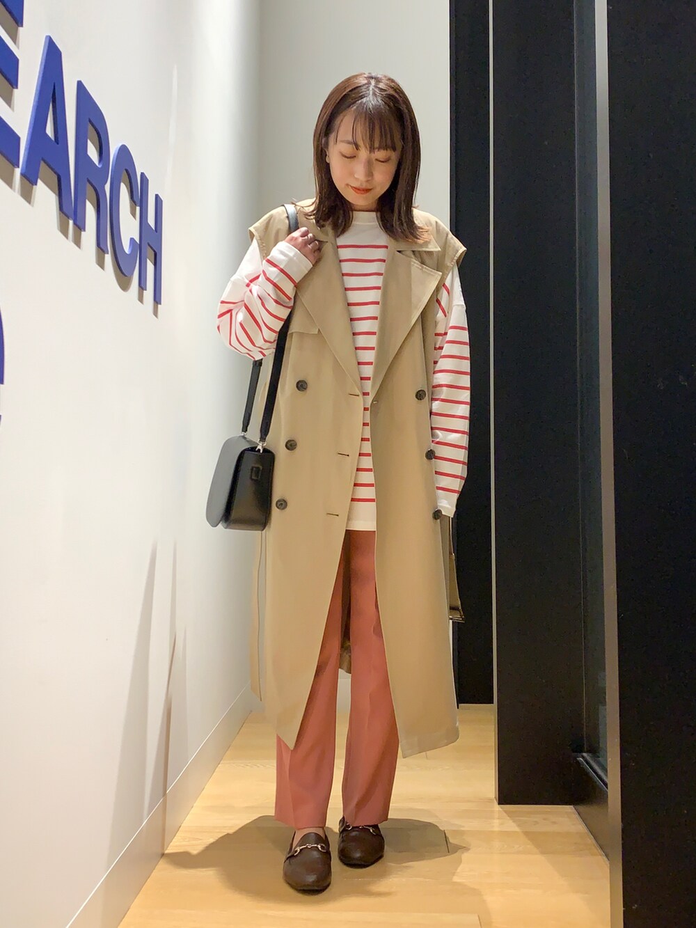 ベージュ系のベスト、ピンク系のTシャツ/カットソー、ブラウン系のローファーを着用したレディースの春コーディネートの5枚目の写真