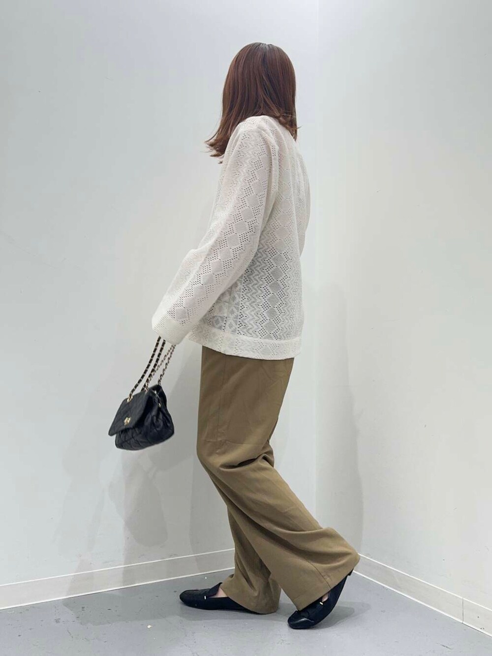 ブラック系のローファー、イエロー系のその他パンツ、ブラック系のショルダーバッグを着用したレディースの秋コーディネートの2枚目の写真