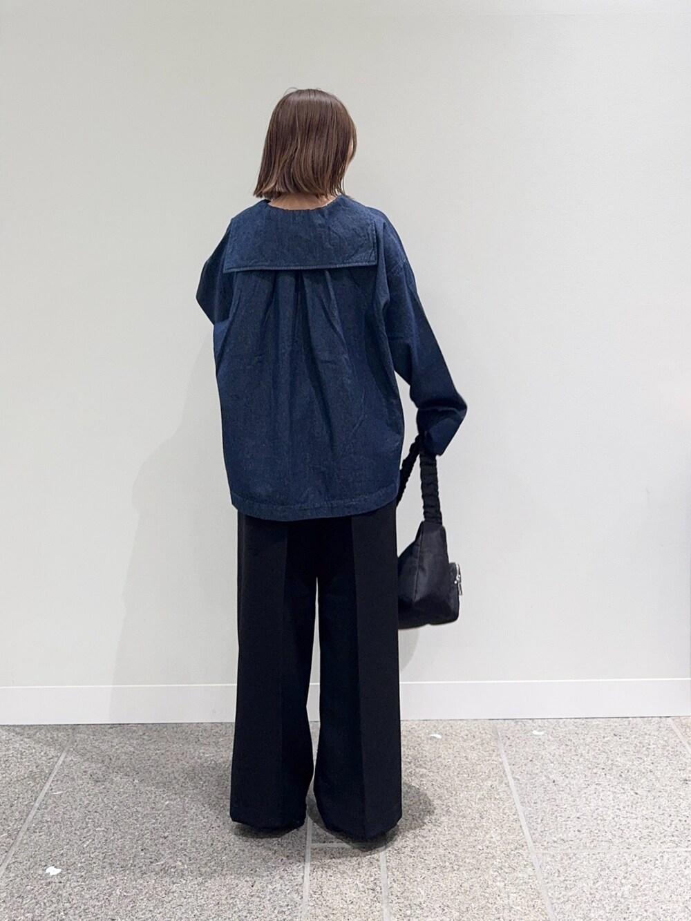 ブルー系のシャツ/ブラウス、ブラック系のその他パンツ、ブラック系のローファーを着用したレディースの秋コーディネートの3枚目の写真