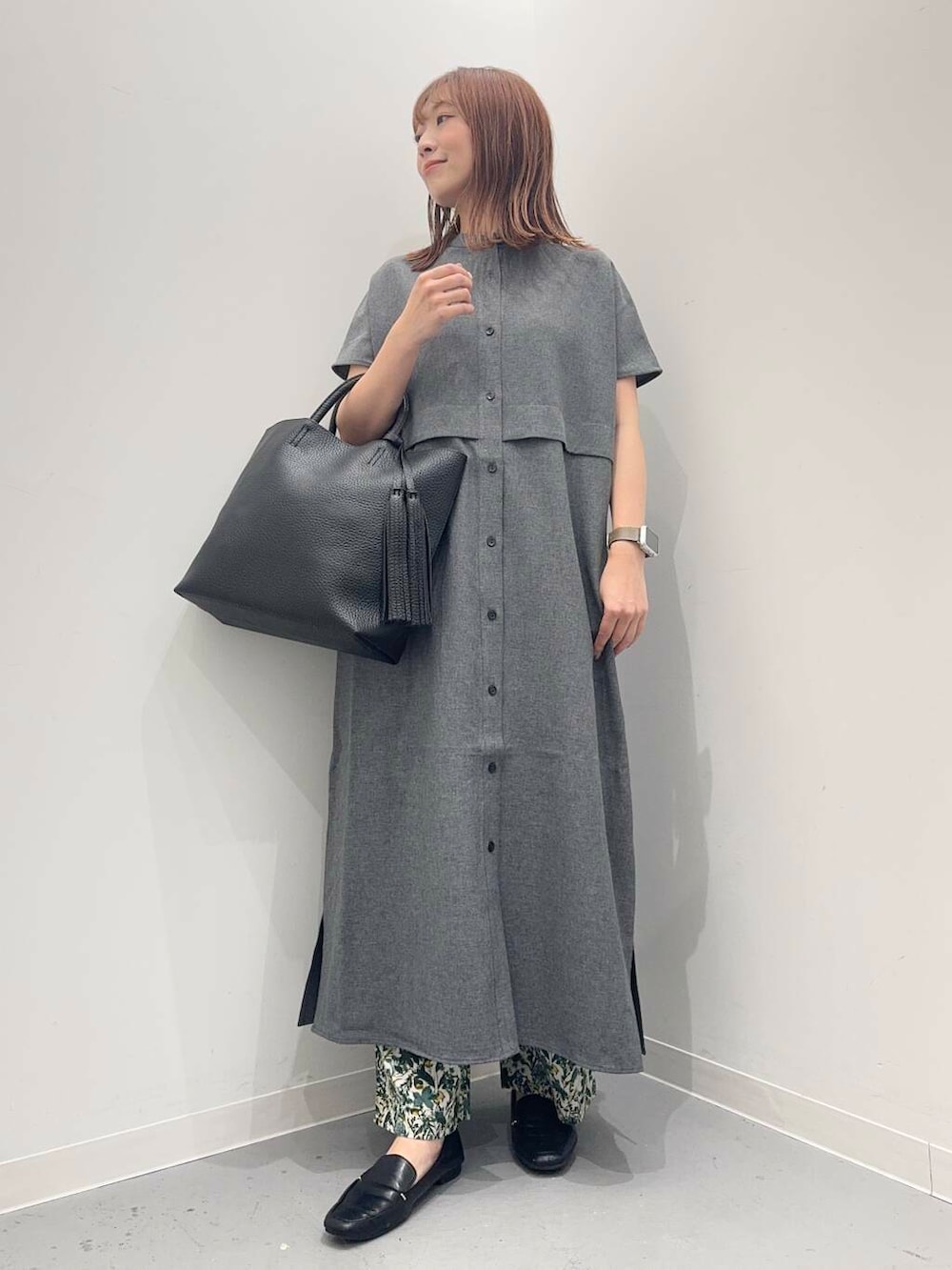 ブラック系のローファー、ブラック系のトートバッグ、グレー系のワンピースを着用したレディースの夏コーディネートの2枚目の写真