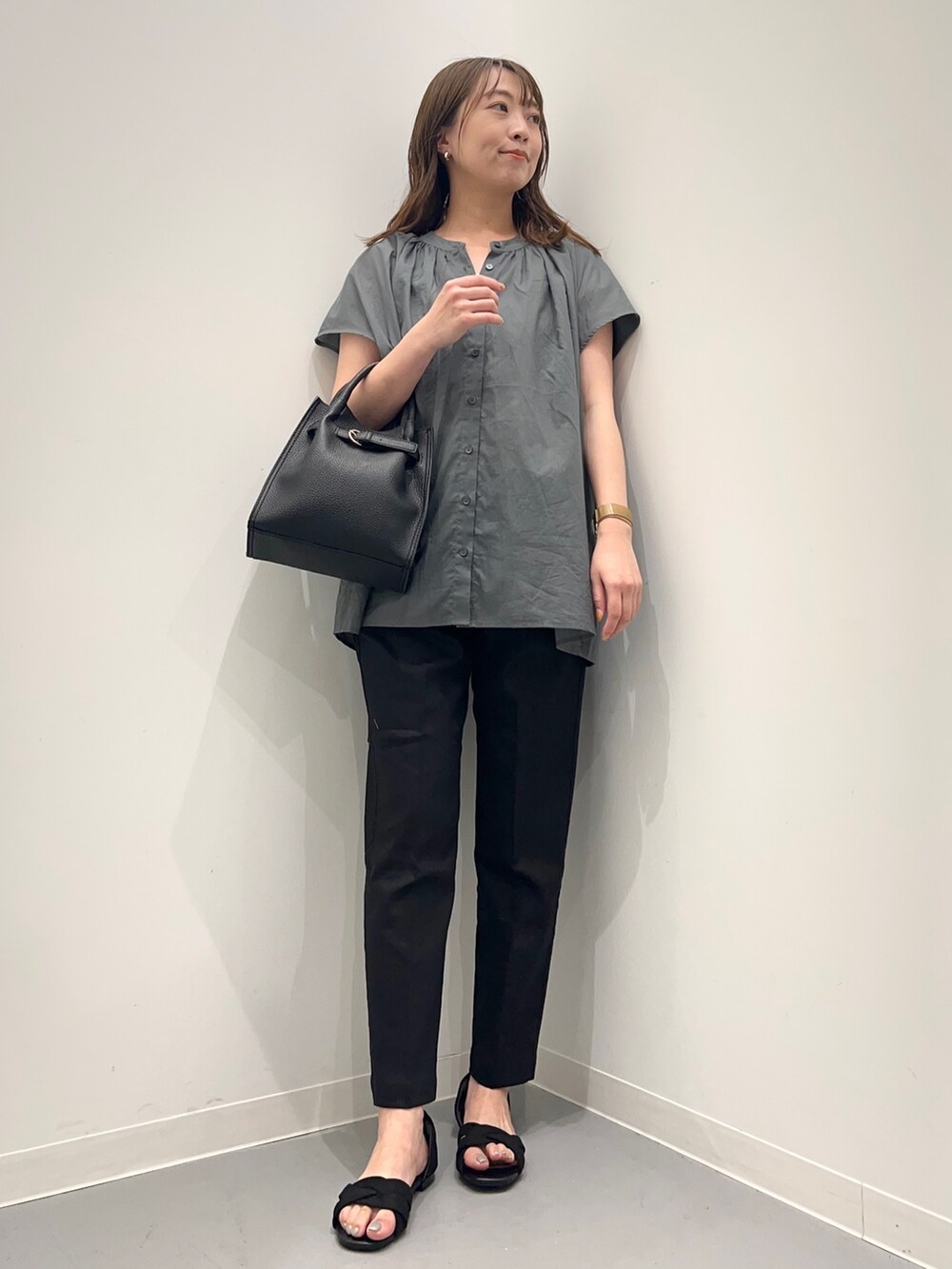 グリーン系のシャツ/ブラウス、ブラック系のその他パンツを着用したレディースの夏コーディネートの2枚目の写真