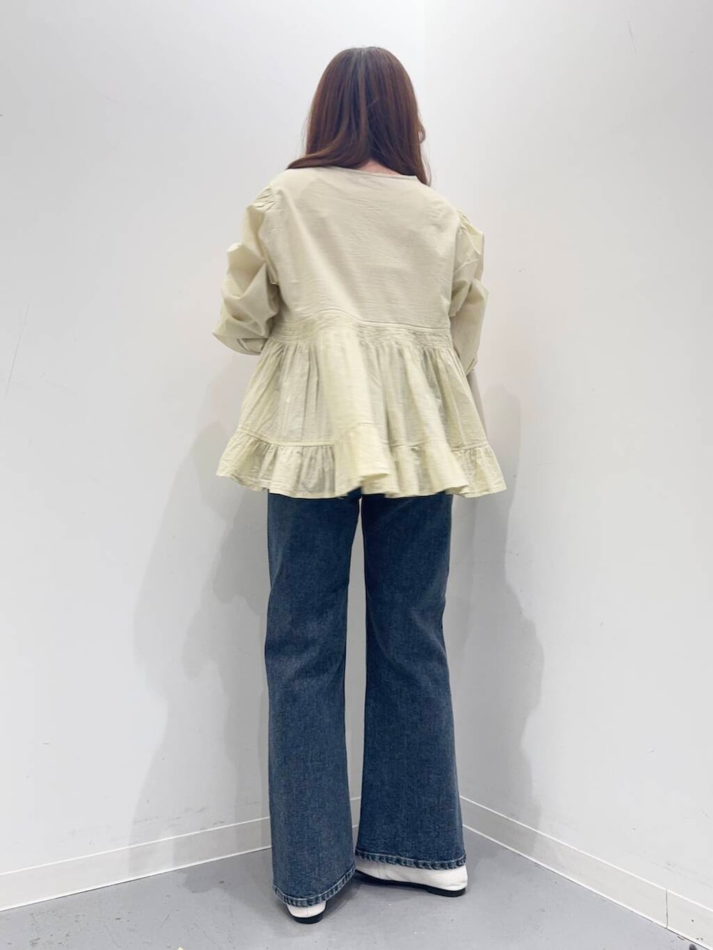 ホワイト系のトートバッグ、ブルー系のデニムパンツ、ホワイト系のローファーを着用したレディースの春コーディネートの4枚目の写真