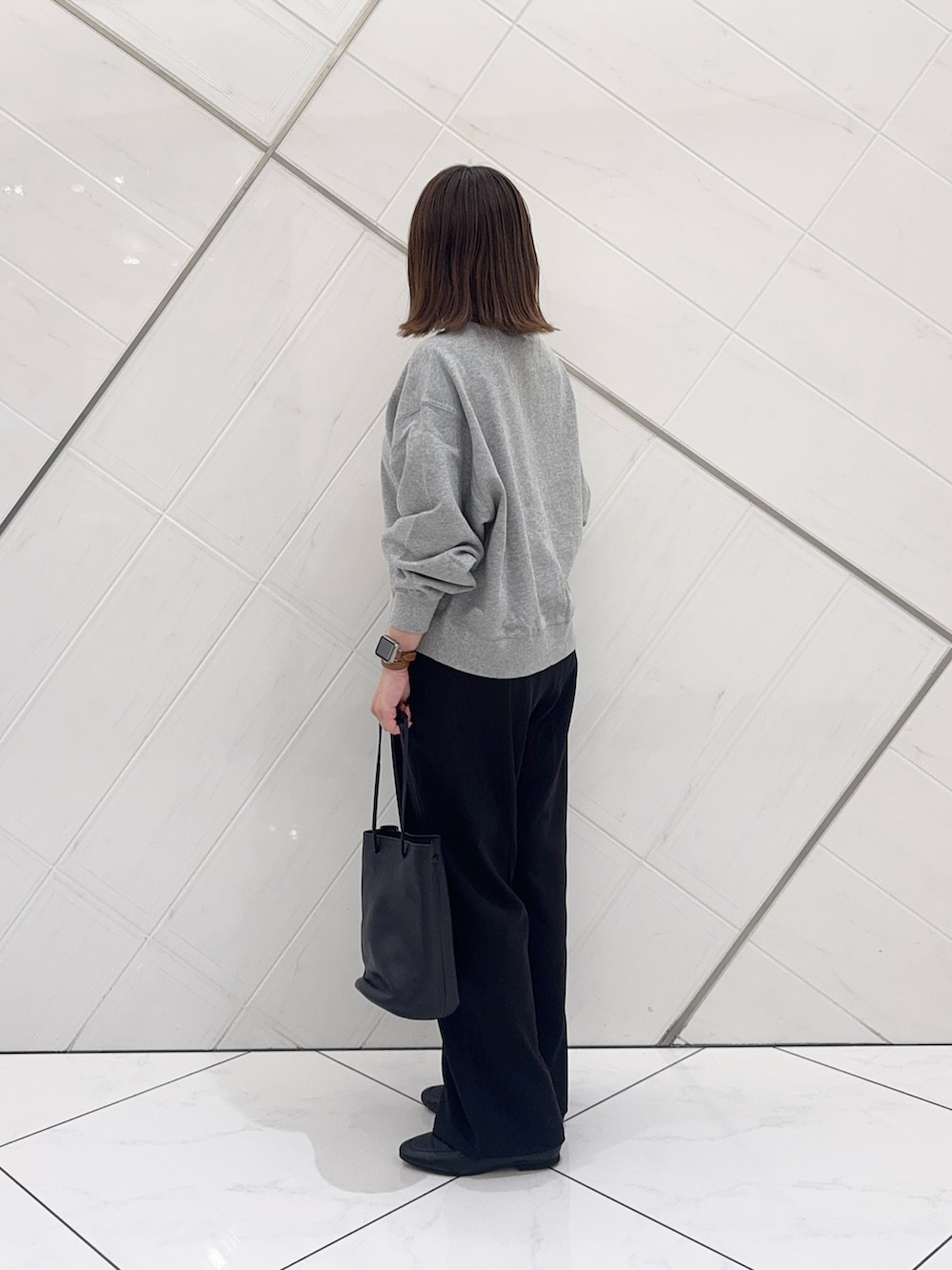 グレー系のカーディガン/ボレロ、ブラック系のその他パンツ、ブラック系のショルダーバッグを着用したレディースの秋コーディネートの5枚目の写真