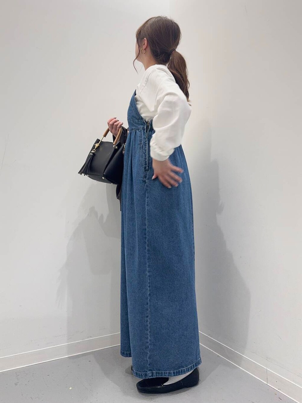 ブラック系のローファー、ブラック系のトートバッグ、ブルー系のワンピースを着用したレディースの春コーディネートの7枚目の写真