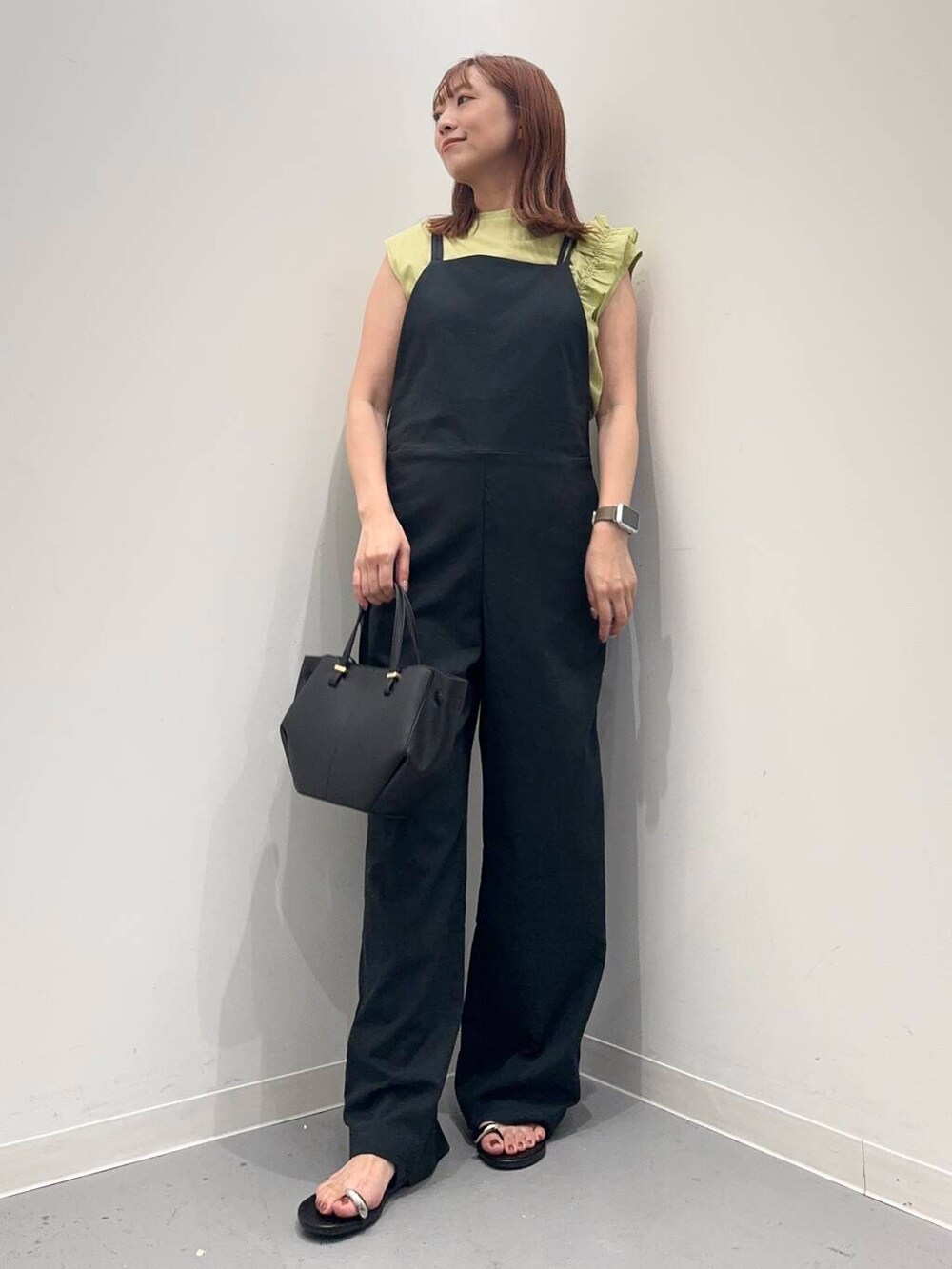 ブラック系のサンダル、ブラック系のショルダーバッグ、ブラック系のサロペット/オーバーオールを着用したレディースの夏コーディネートの2枚目の写真