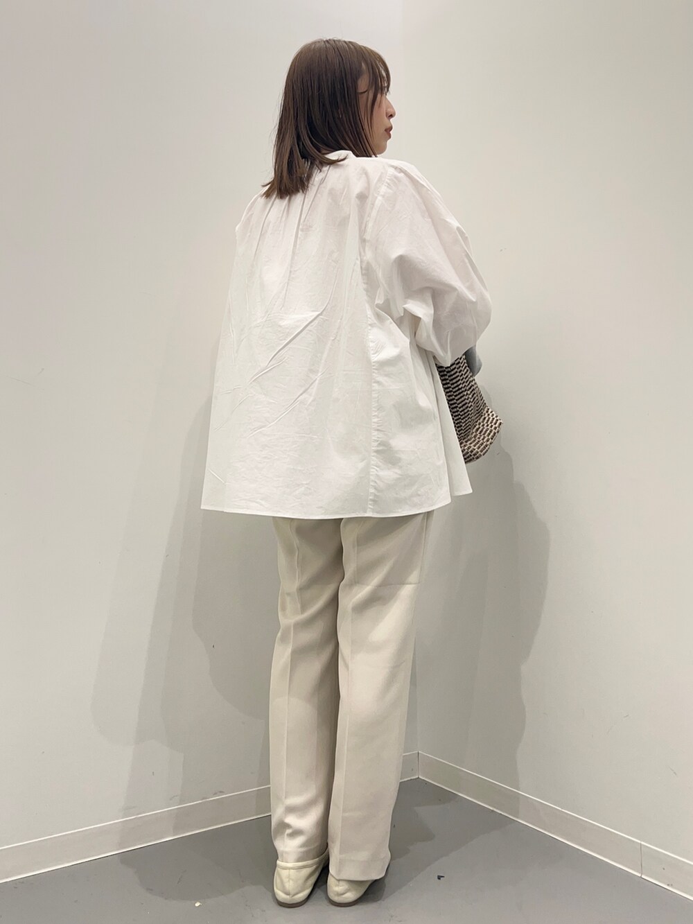 ホワイト系のその他パンツ、ホワイト系のシャツ/ブラウス、グレー系のカーディガン/ボレロを着用したレディースの春コーディネートの8枚目の写真