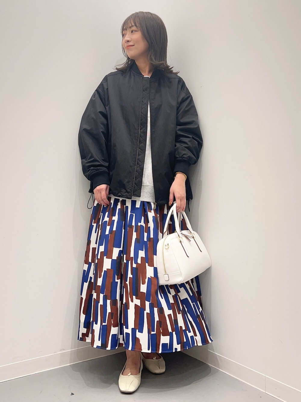 「きれいめカジュアル、お出かけコーデ、カジュアルコーデ、お洒落さんとつながりたい、春服みてみて、大人カジュアル、#春コーデ」｜「URBAN RESEARCHのVintage logo sweat（スウェット、グレー系）」を使った、maikoさん（レディース・154cm）の春コーディネートの2枚目の写真