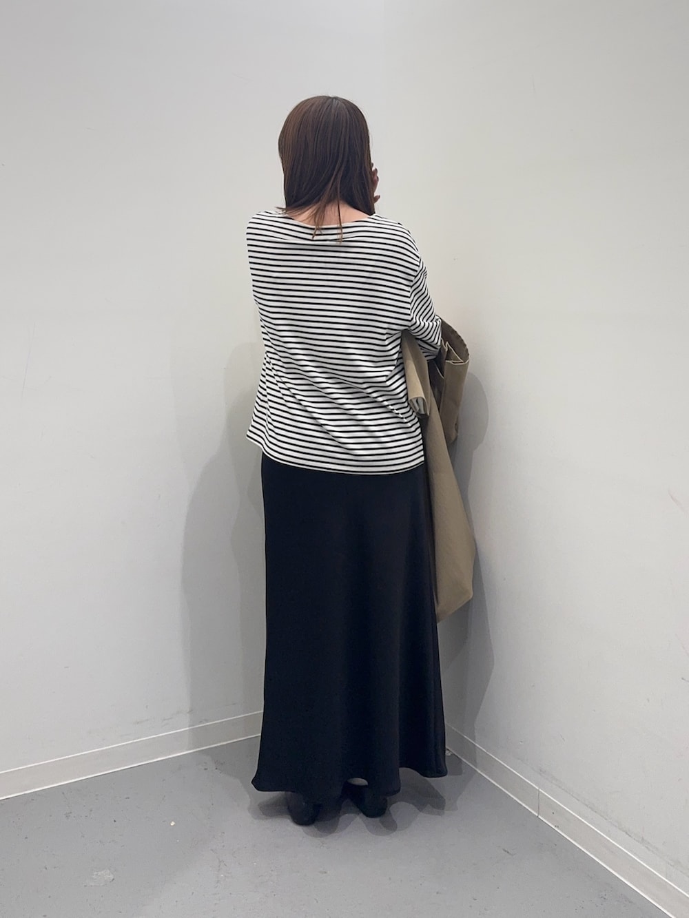 ベージュ系のその他アウター、ホワイト系のTシャツ/カットソー、ブラック系のスカートを着用したレディースの春コーディネートの5枚目の写真