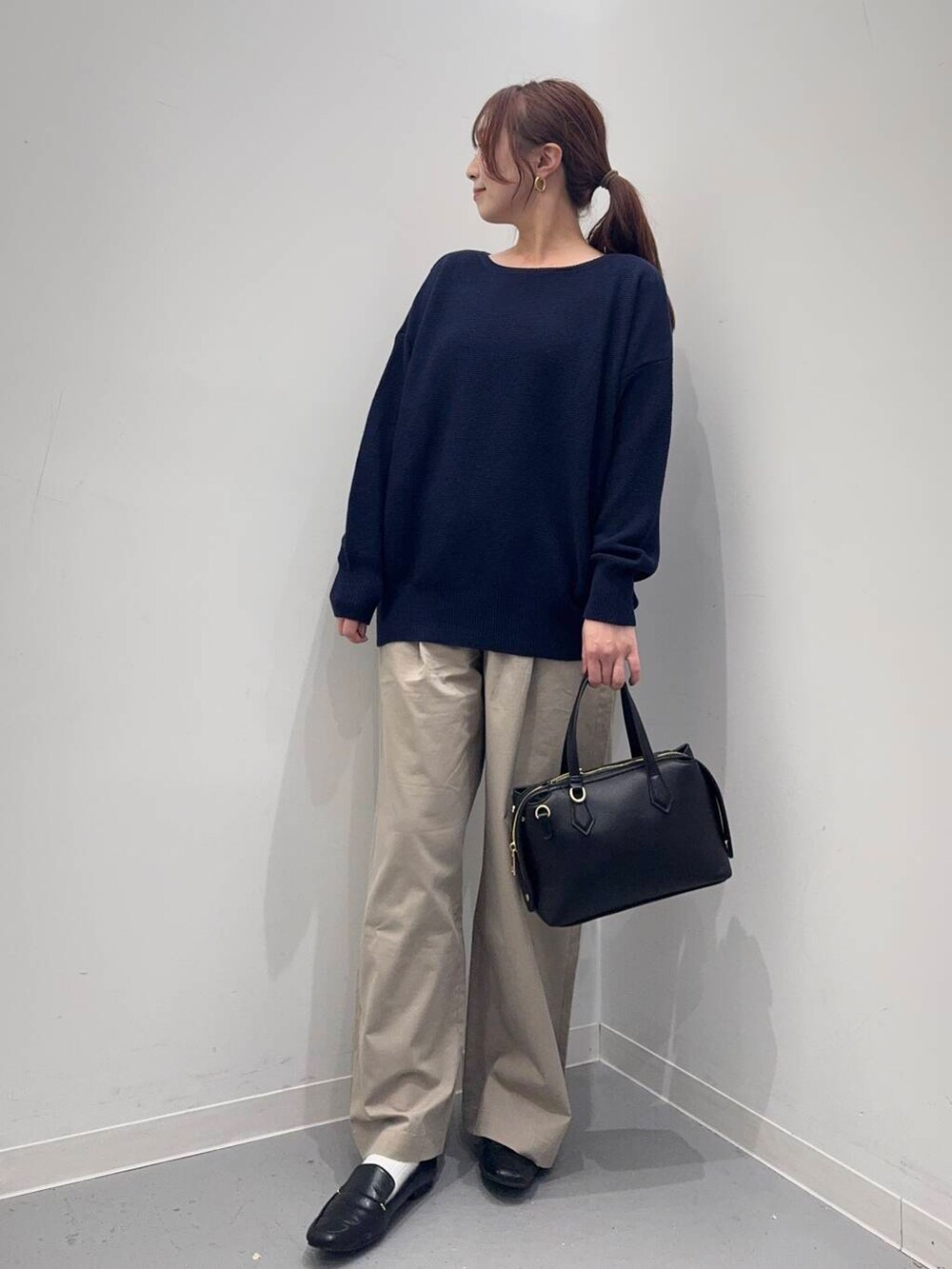 ブラック系のローファー、ベージュ系のその他パンツ、ブラック系のトートバッグを着用したレディースの春コーディネートの6枚目の写真