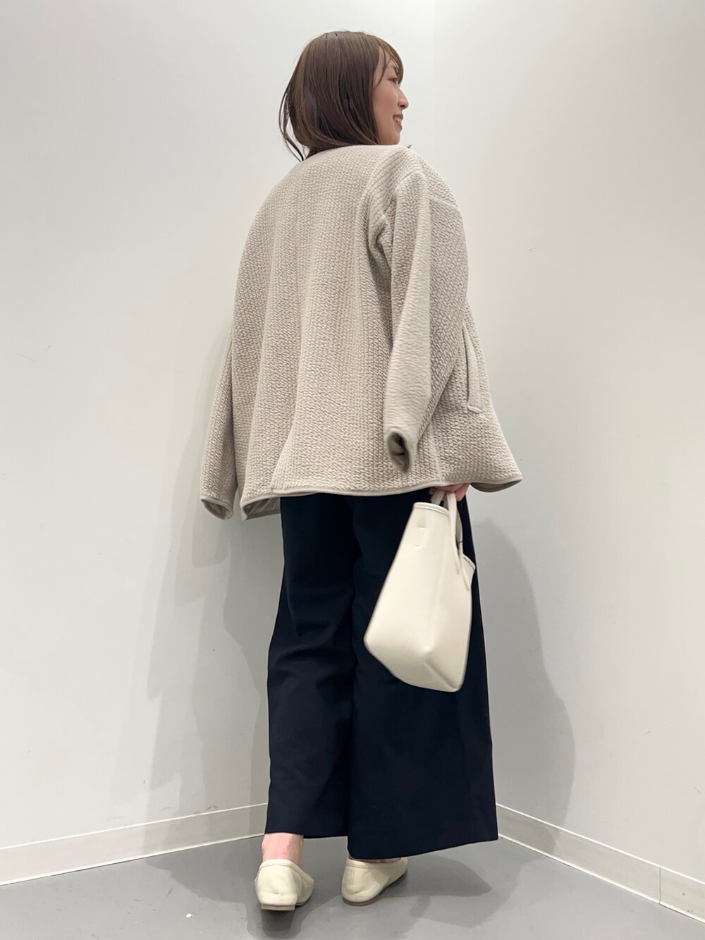 ホワイト系のシャツ/ブラウス、ブルー系のサロペット/オーバーオール、グレー系のノーカラージャケットを着用したレディースの春コーディネートの3枚目の写真