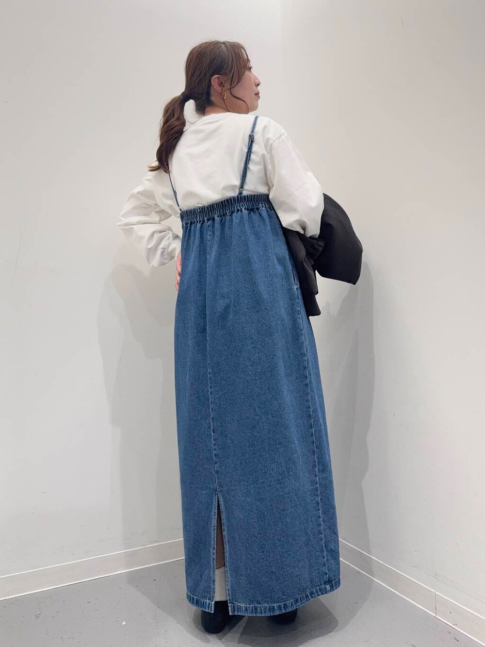 ブラック系のローファー、ブラック系のトートバッグ、ブルー系のワンピースを着用したレディースの春コーディネートの8枚目の写真