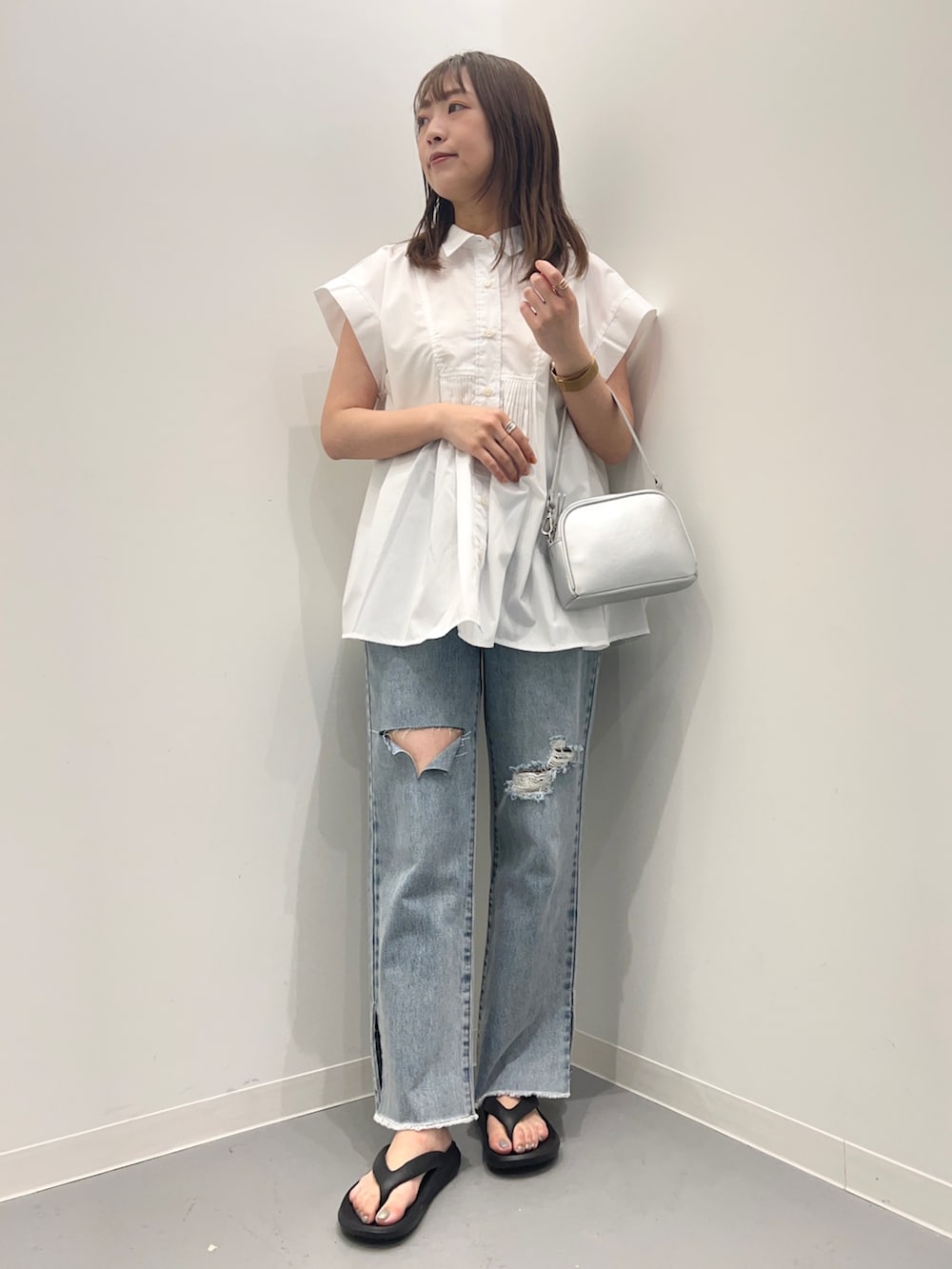 ホワイト系のシャツ/ブラウス、ブルー系のデニムパンツを着用したレディースの夏コーディネートの4枚目の写真
