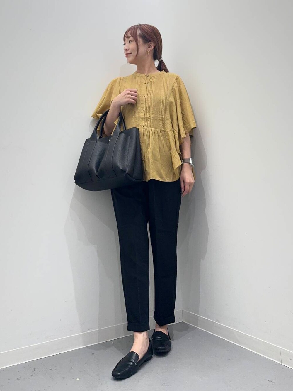 ブラック系のローファー、ブラック系のトートバッグ、ブラック系のその他パンツを着用したレディースの夏コーディネートの2枚目の写真