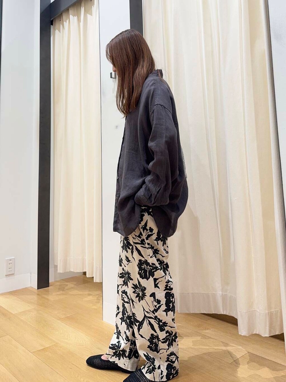 シルバー系のショルダーバッグ、ベージュ系のその他パンツ、ブラック系のバレエシューズを着用したレディースの夏コーディネートの3枚目の写真