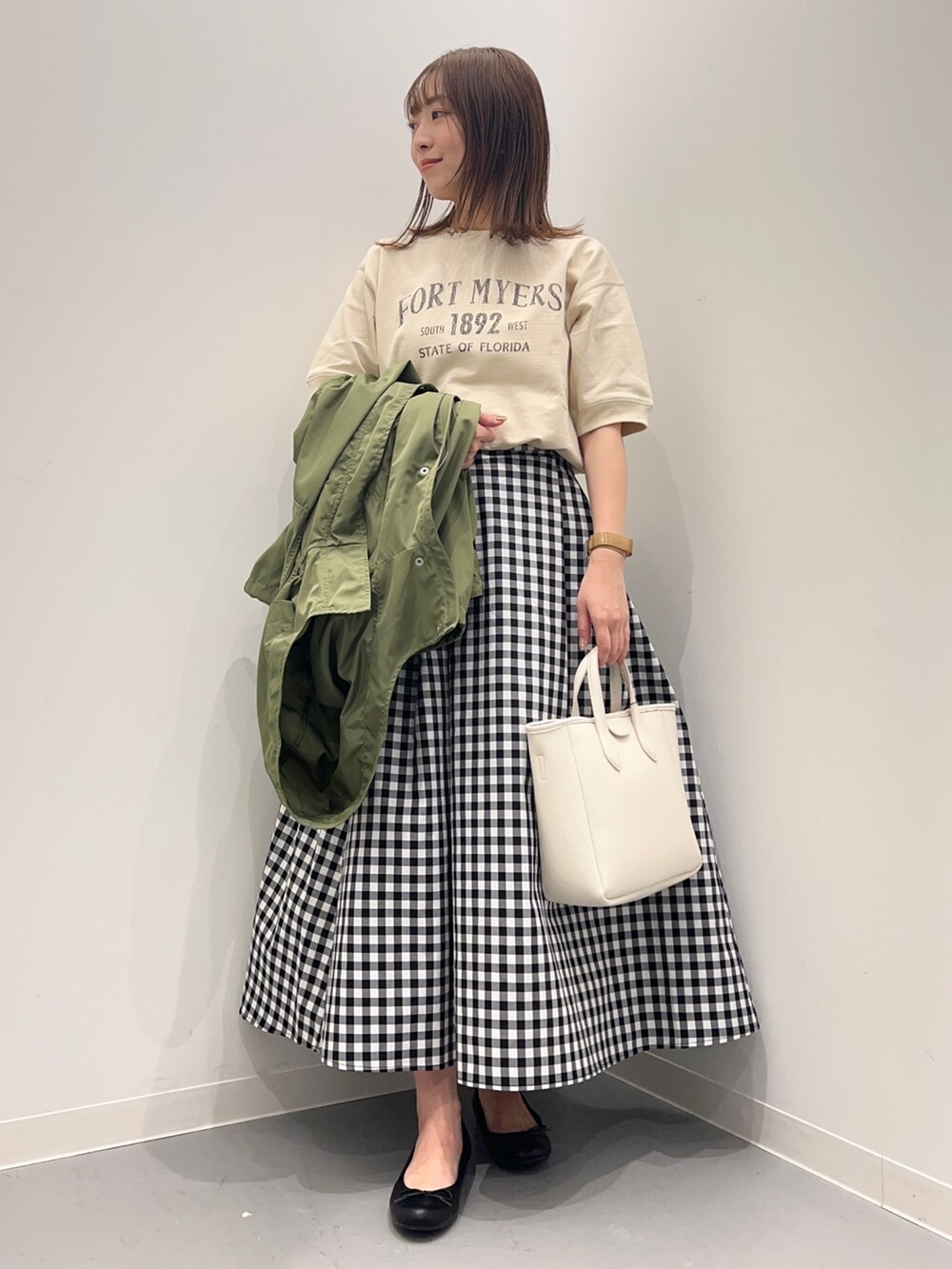 その他のスカート、ベージュ系のTシャツ/カットソー、グリーン系のその他アウターを着用したレディースの春コーディネートの6枚目の写真